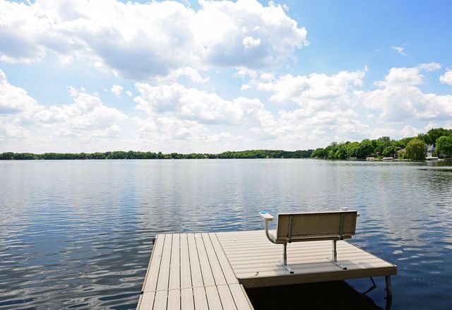 8652 Lake Riley Drive, Chanhassen, MN 55317