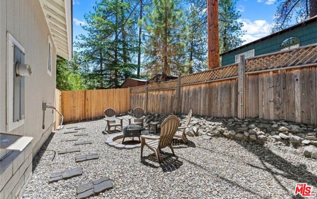 Image 11 of property listing at 1713 Twin Lakes Road, Wrightwood, CA 92397