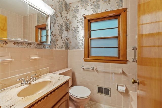 20 Greenwood Road, Peabody, MA 01960