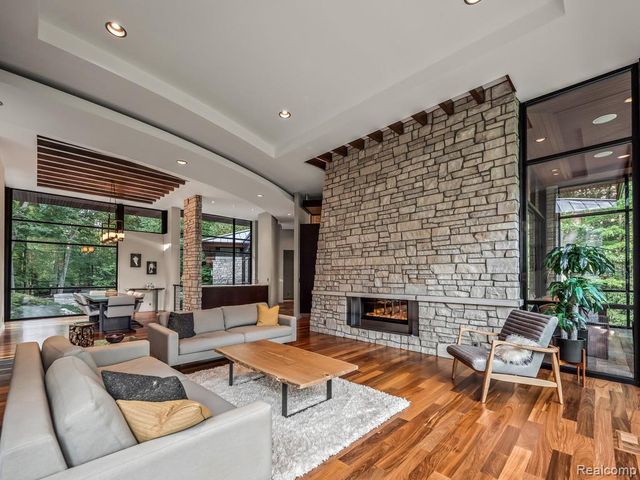 6956 Cooley Lake Road, White Lake, MI 48383