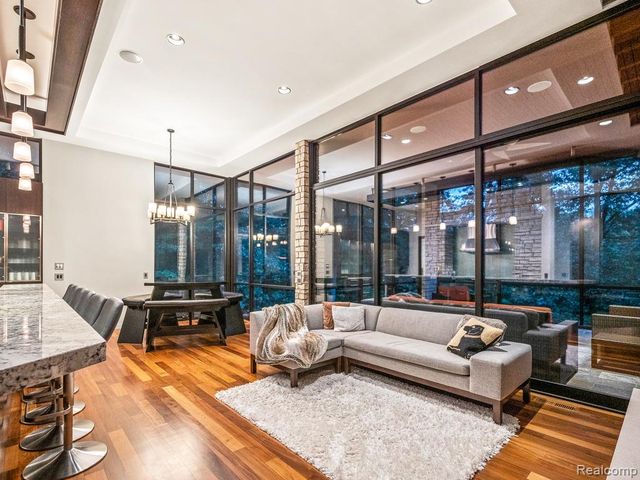 6956 Cooley Lake Road, White Lake, MI 48383