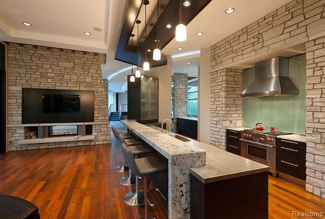 6956 Cooley Lake Road, White Lake, MI 48383