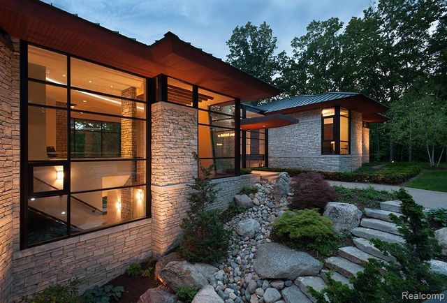 6956 Cooley Lake Road, White Lake, MI 48383