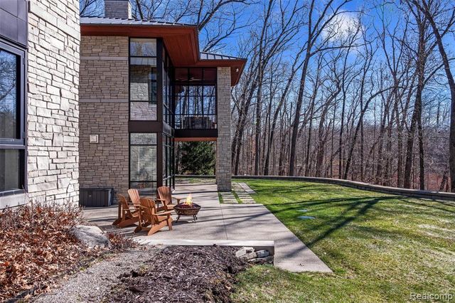 6956 Cooley Lake Road, White Lake, MI 48383