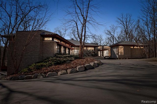 6956 Cooley Lake Road, White Lake, MI 48383