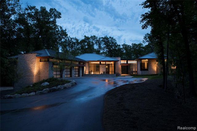 6956 Cooley Lake Road, White Lake, MI 48383