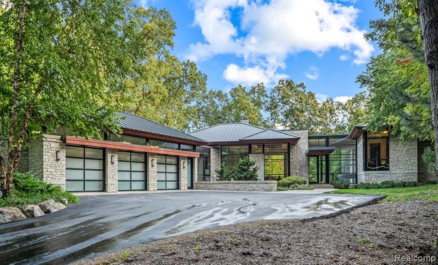 6956 Cooley Lake Road, White Lake, MI 48383