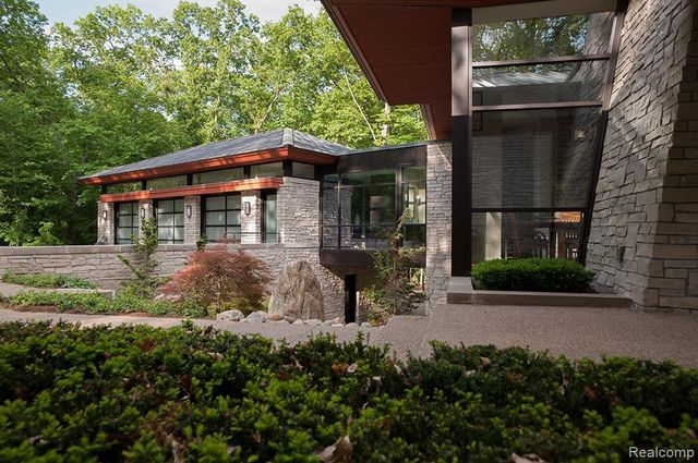 6956 Cooley Lake Road, White Lake, MI 48383