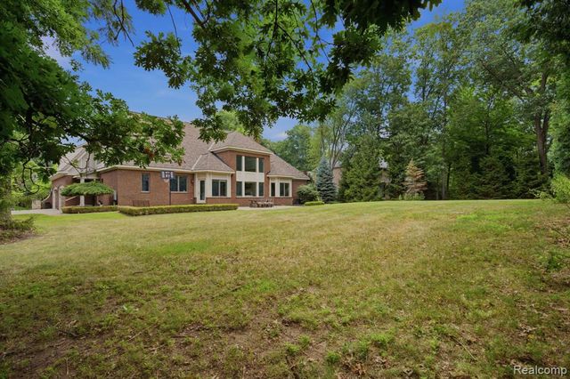 2707 Turtle Lake Drive, Bloomfield Hills, MI 48302