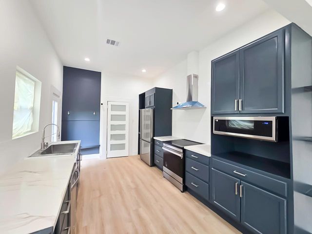 404 E 37th Street, Houston, TX 77018
