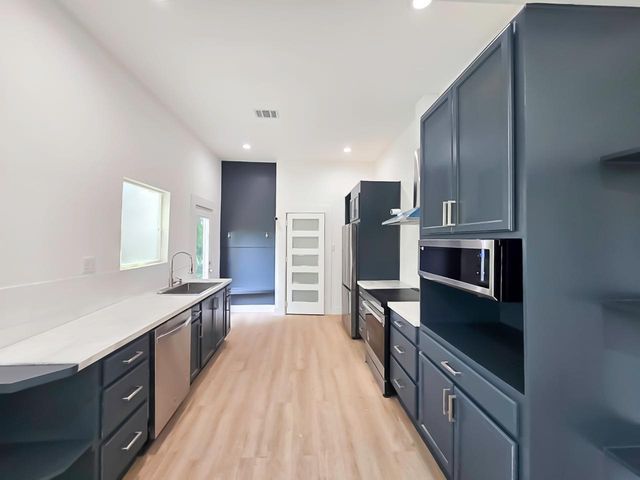 404 E 37th Street, Houston, TX 77018