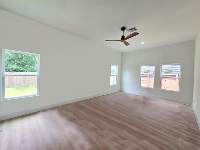 404 E 37th Street, Houston, TX 77018
