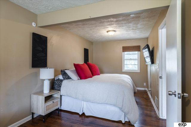 8533 Lafayette Avenue, Omaha, NE 68114