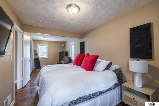 8533 Lafayette Avenue, Omaha, NE 68114