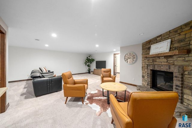 4900 E Cattail Dr Drive, Sioux Falls, SD 57110