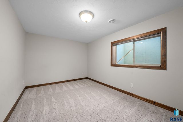 4900 E Cattail Dr Drive, Sioux Falls, SD 57110