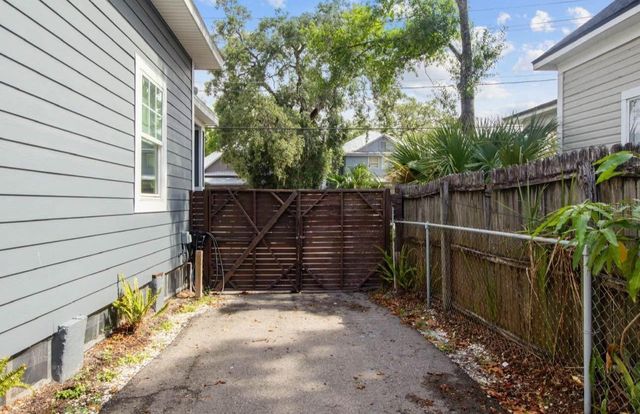 2330 W SAINT LOUIS STREET, Tampa, FL 33607