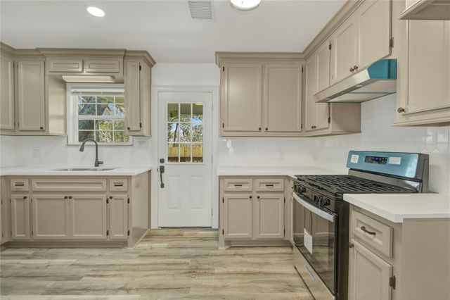 524 Magnolia Street, Lake Jackson, TX 77566