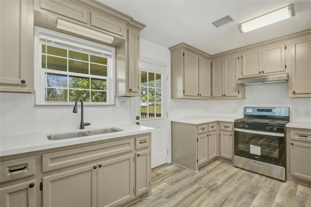 524 Magnolia Street, Lake Jackson, TX 77566