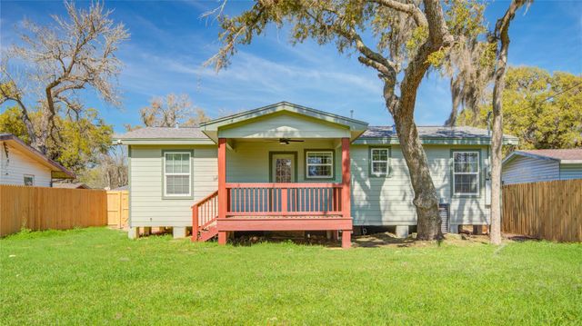 524 Magnolia Street, Lake Jackson, TX 77566