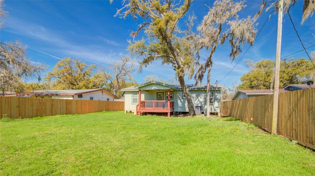 524 Magnolia Street, Lake Jackson, TX 77566