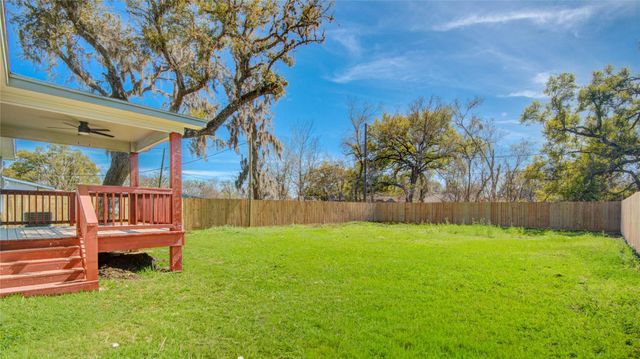 524 Magnolia Street, Lake Jackson, TX 77566