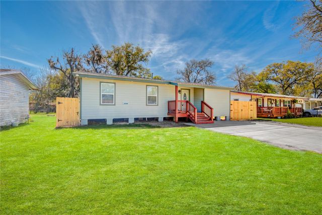 524 Magnolia Street, Lake Jackson, TX 77566