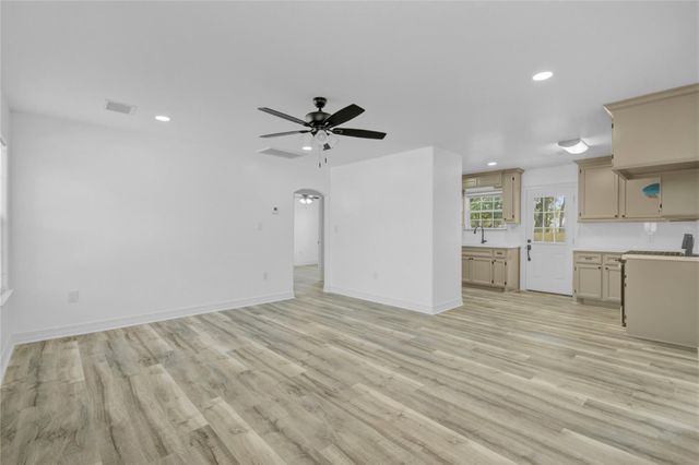 524 Magnolia Street, Lake Jackson, TX 77566