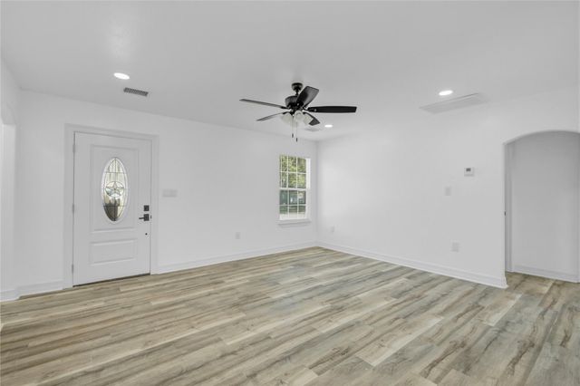 524 Magnolia Street, Lake Jackson, TX 77566