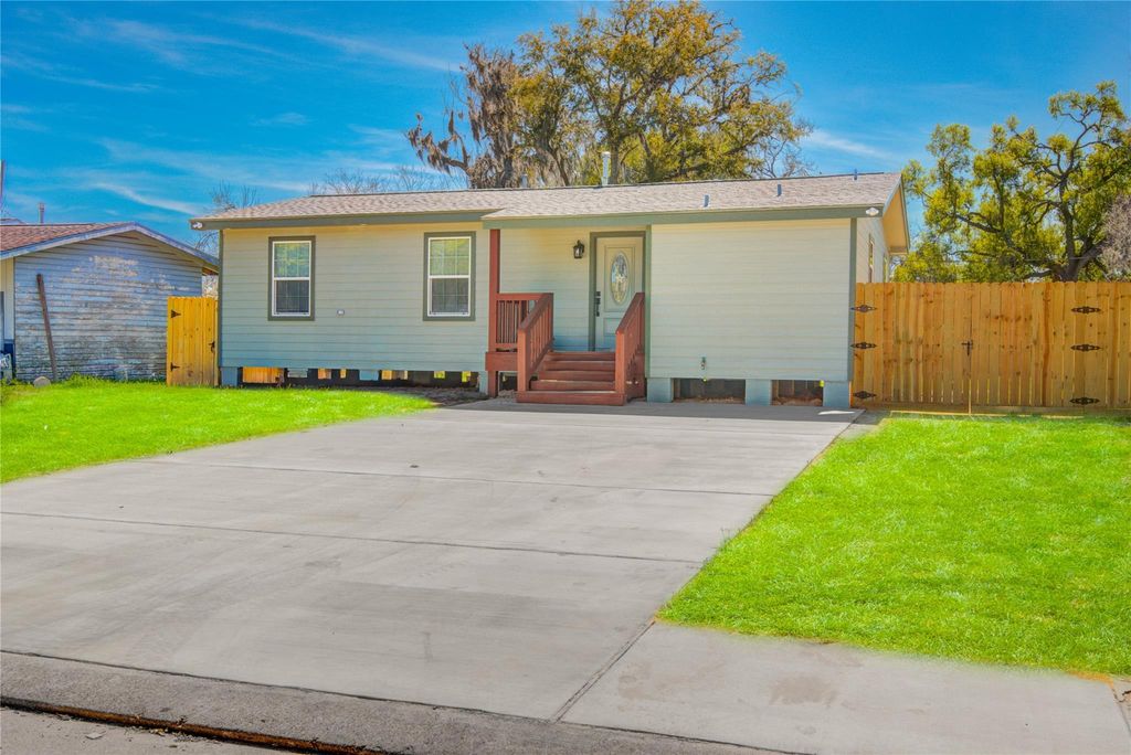 524 Magnolia Street, Lake Jackson, TX 77566