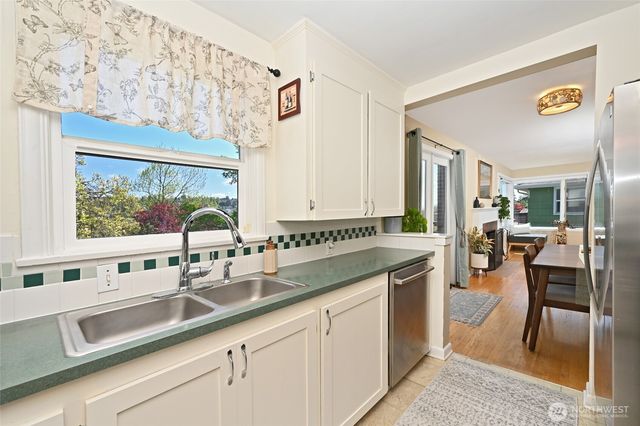 2822 23rd Avenue W, Seattle, WA 98199