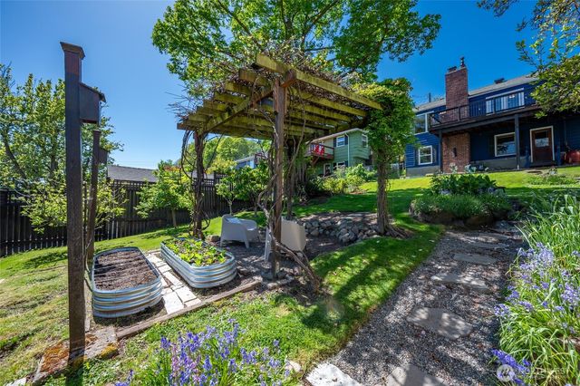 2822 23rd Avenue W, Seattle, WA 98199