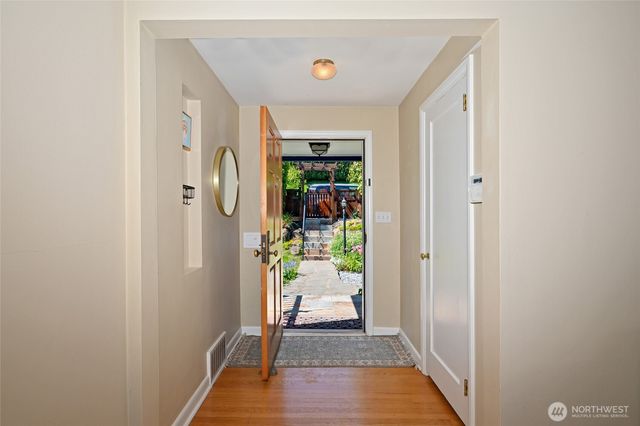 2822 23rd Avenue W, Seattle, WA 98199