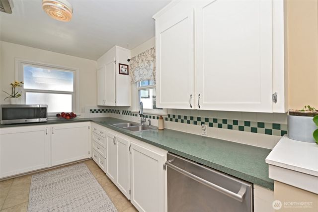 2822 23rd Avenue W, Seattle, WA 98199