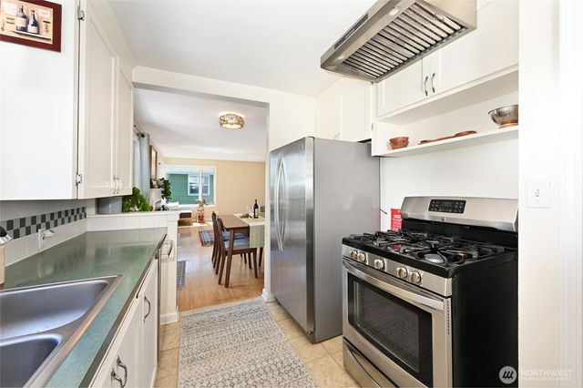 2822 23rd Avenue W, Seattle, WA 98199