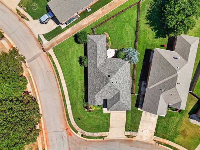 300 Crossland Court, Edmond, OK 73003