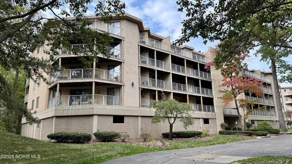 3407 Oak Alley Court, Unit 203, Toledo, OH 43606