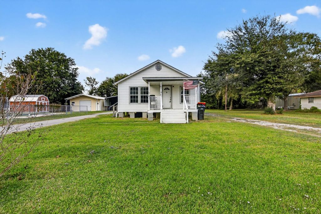701 Lee Avenue, Anahuac, TX 77514