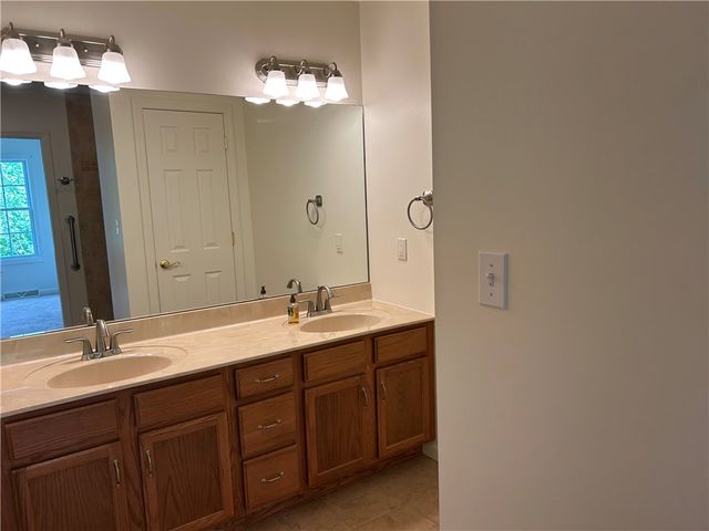 607 Crestview Ln, Lower Burrell, PA 15068