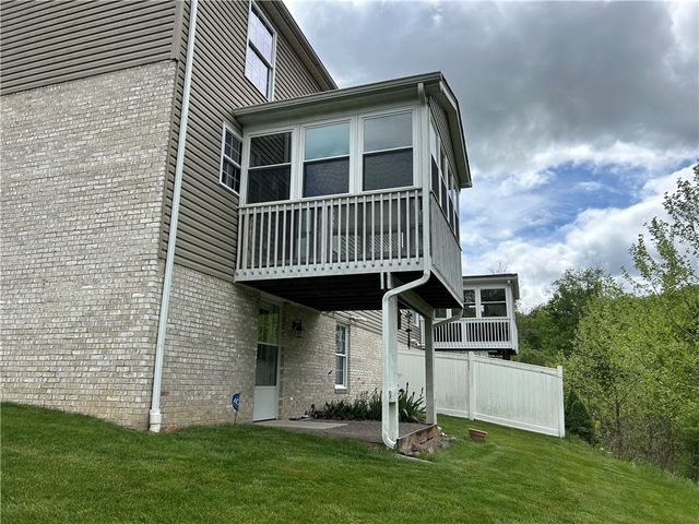 607 Crestview Ln, Lower Burrell, PA 15068