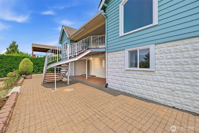 1209 S Sunset Drive, Tacoma, WA 98465