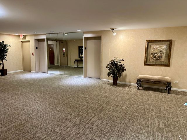 909 E Kenilworth Avenue 420, Palatine, IL 60074