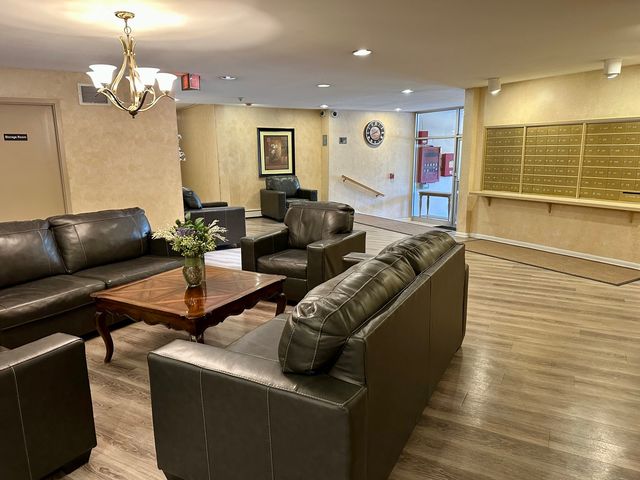 909 E Kenilworth Avenue 420, Palatine, IL 60074