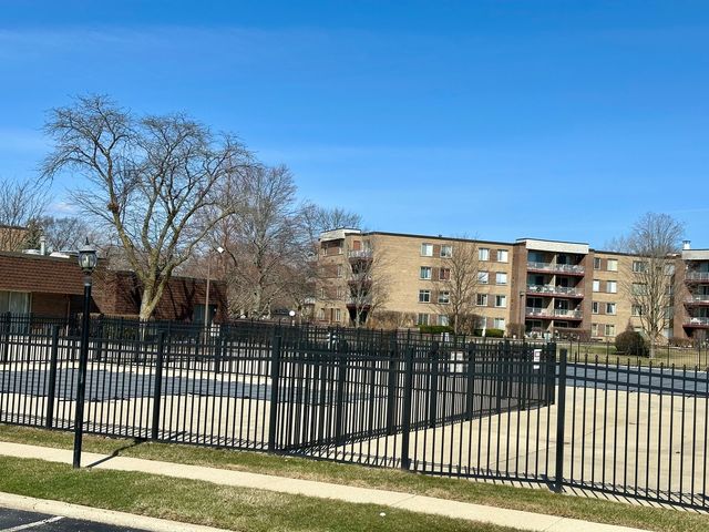 909 E Kenilworth Avenue 420, Palatine, IL 60074