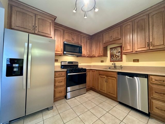 909 E Kenilworth Avenue 420, Palatine, IL 60074