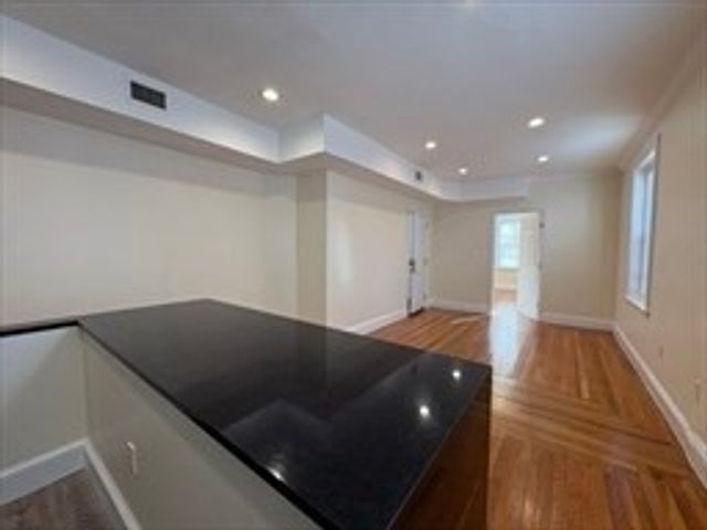 73 Thatcher St 201, Brookline, MA 02446