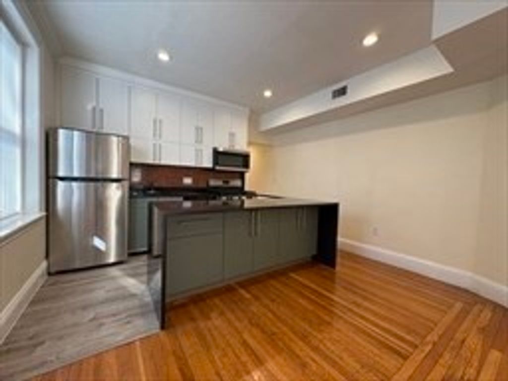 73 Thatcher St 201, Brookline, MA 02446