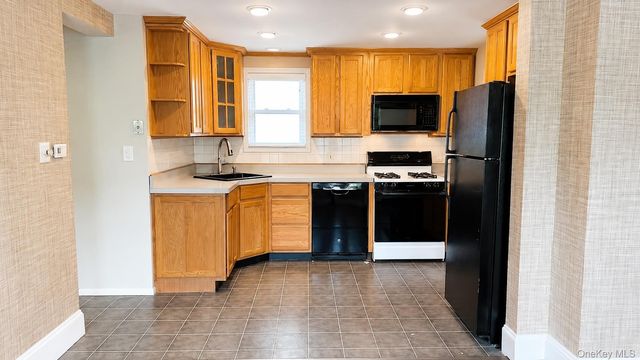 42 Whitney Avenue, Syosset, NY 11791