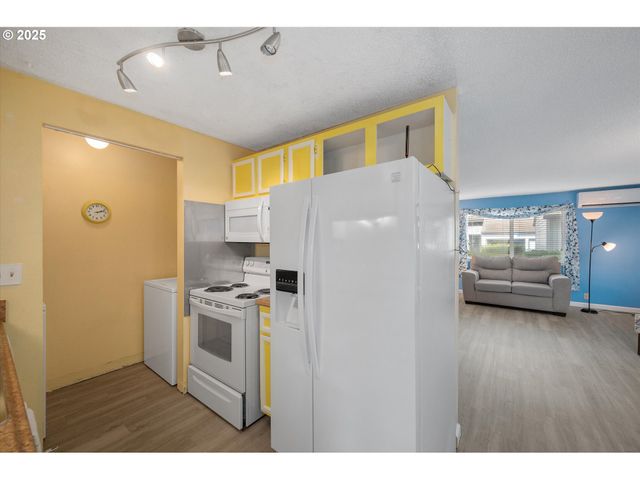 159 Sw FLORENCE Ave C15, Gresham, OR 97080