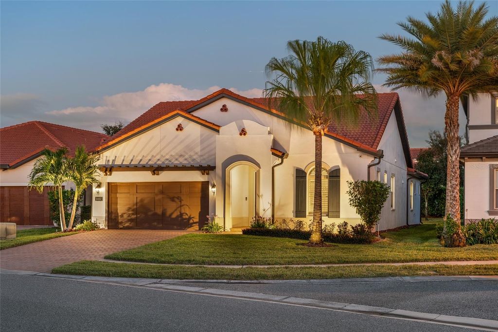 Image 2 of property listing at 10692 ROYAL CYPRESS WAY, Orlando, FL 32836